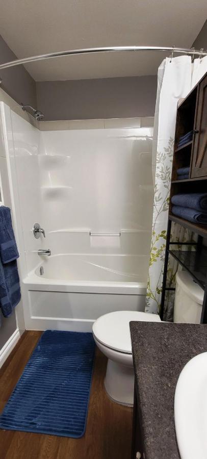 Blue Wave 2 Bedroom Suite Саскатун Екстериор снимка