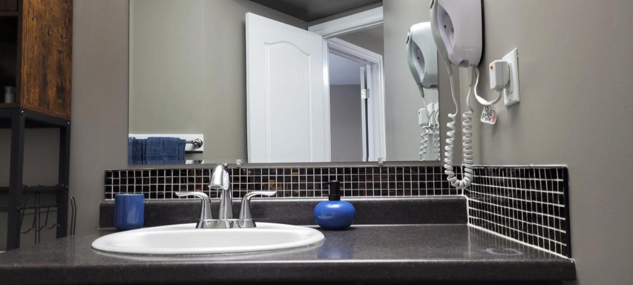 Blue Wave 2 Bedroom Suite Саскатун Екстериор снимка